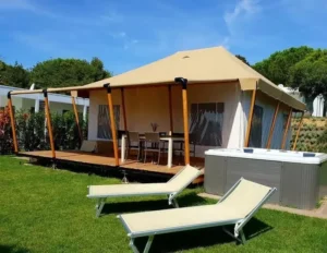 Four-Season Waterproof Glamping Safari Tent for Hotel and Resort with Wood Frame, Canvas Cabin and Rest Area
